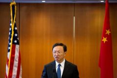 中国外交部部长敦促美方纠正售台